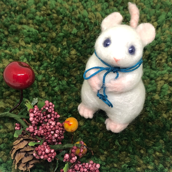 ◇白ネズミ 青目 青紐【羊毛フェルト人形】 羊毛フェルト