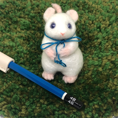 ◇白ネズミ 青目 青紐【羊毛フェルト人形】 羊毛フェルト