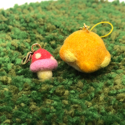◆小鳥シリーズ　ストラップ　チャーム　オレンジ黄色の小鳥とピンク色きのこ　羊毛フェルト 3枚目の画像