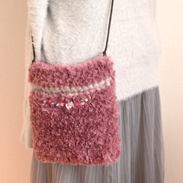 ふわとろファー×ビジュー スマホポシェット 《ダスティピンク×ベージュ》