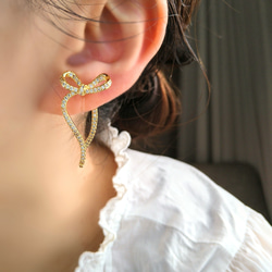 Ribbon bijou earrings  リボンビジュー樹脂イヤリング樹脂ピアス金属アレルギーノンホールピアス可愛い 1枚目の画像