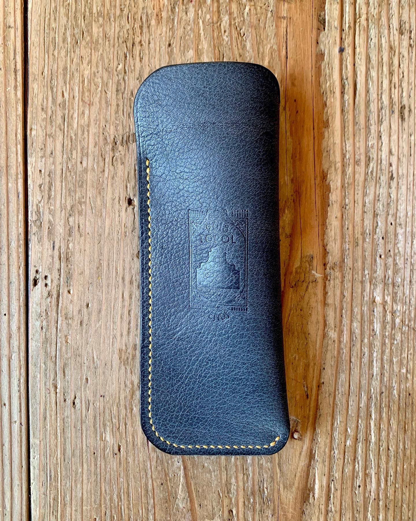 手縫いで創った革のペンケース 『Pentopo - Topolino 79』