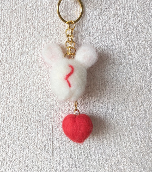 再販【受注制作】ハートとかわいいねずみのキーホルダー　バレンタイン　羊毛フェルト　プチギフト　赤 3枚目の画像
