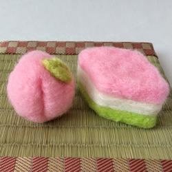 【受注制作】桃とひし餅　ひな飾り　桃の節句　羊毛フェルト　かわいい置物　春色 1枚目の画像