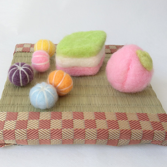 【受注制作】桃とひし餅　ひな飾り　桃の節句　羊毛フェルト　かわいい置物　春色 2枚目の画像