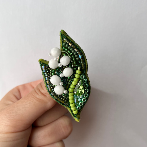 すずらんのビーズ刺繍ブローチ ブローチ achiacane (アキアカネ
