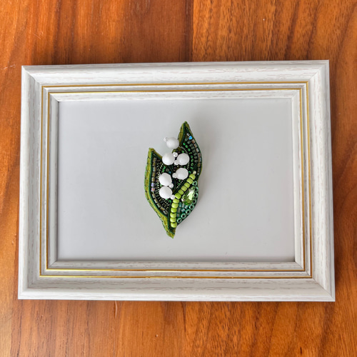 スズランのビーズ刺繍キラキラブローチ | iichi 日々の暮らしを