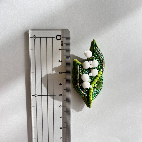 すずらんのビーズ刺繍ブローチ ブローチ achiacane (アキアカネ