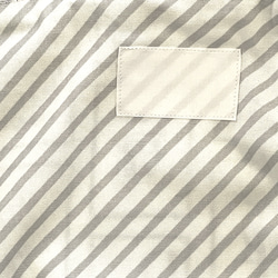 大きめサイズ　英字柄 ホワイトレッスンバッグ　ブラック帆布切替　ループ　35×45 8枚目の画像