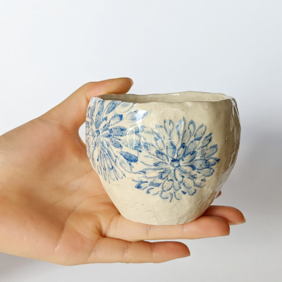 ぐい呑み／湯呑み　菊の花　手びねり　オリジナル陶器 2枚目の画像