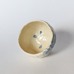 ぐい呑み／湯呑み　菊の花　手びねり　オリジナル陶器 3枚目の画像