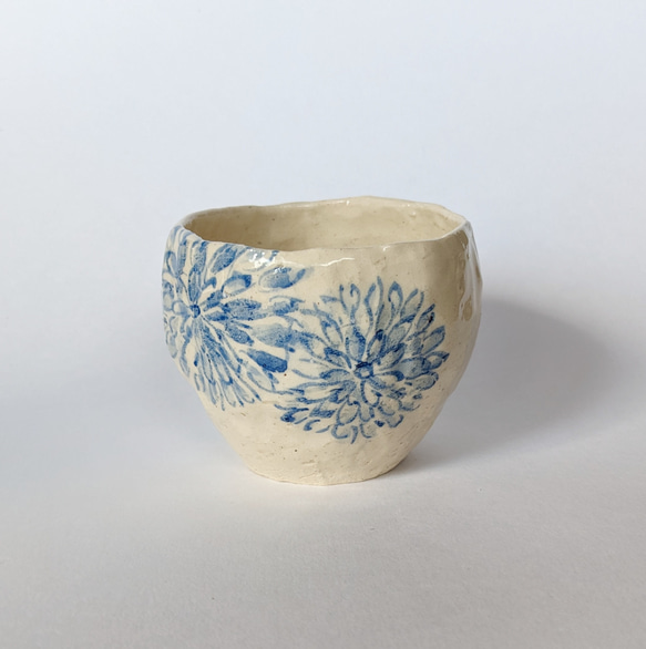 ぐい呑み／湯呑み　菊の花　手びねり　オリジナル陶器 1枚目の画像