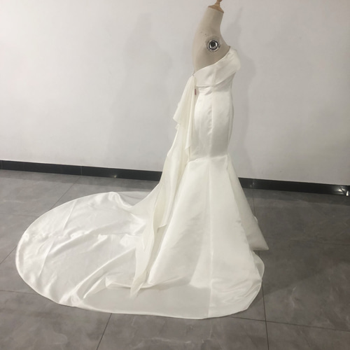 人気上昇！ウエディングドレス ベアトップ くら柔らかなバックリボン  