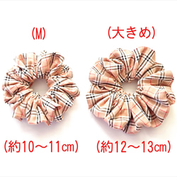 【チェック柄・M】オールシーズンお薦めのチェック柄のシュシュ☆ベージュ（キュービックジルコニアのチャーム付き） 4枚目の画像