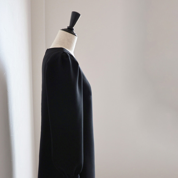 【百變穿搭◎】簡約俐落的A字泡泡袖洋裝【黑色】 第11張的照片