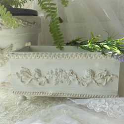 シャビーシックなローズガーランドと天使のレリーフのウッドボックス、リネンボックス、室内用ガーデンボックス 7枚目の画像