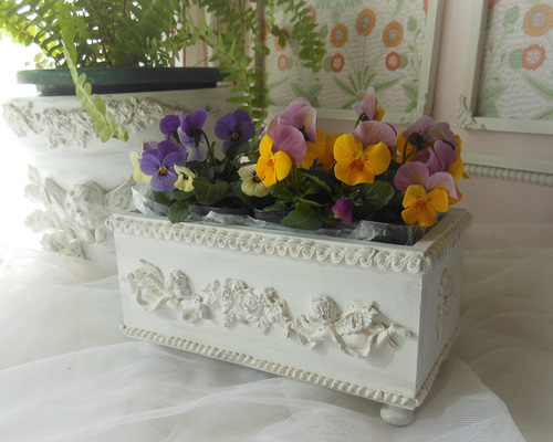 シャビーシックなローズガーランドと天使のレリーフのウッドボックス