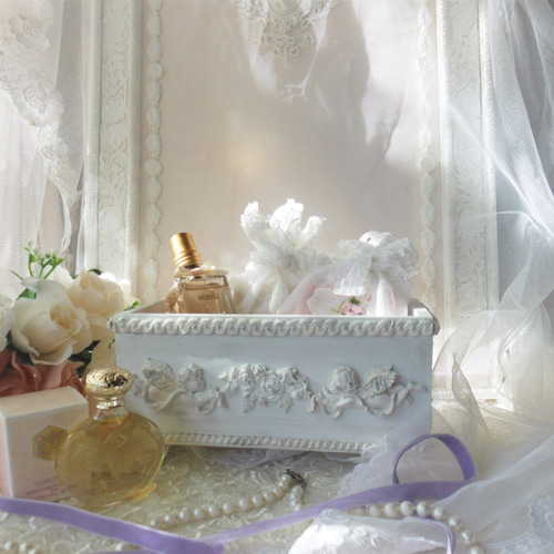 シャビーシックなローズガーランドと天使のレリーフのウッドボックス