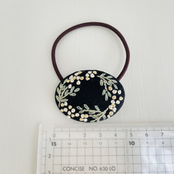 ミモザの刺繍ヘアゴム＊黒＊くるみボタン 7枚目の画像