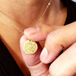 大きめでメンズらしいおすすめデザインのK18金ゴールドハンドメイド叩きメタルネックレス Gold Necklace 3枚目の画像