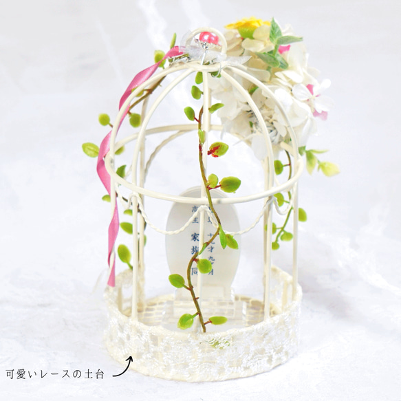 絵画 壁掛け絵【バラの庭で絵を描いている少女と遊んでいるかわいい猫2匹】