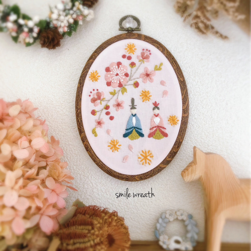 ひな祭り 刺繍アート 木製フレーム付き ひなまつりの刺繍フレーム】ひな祭りのお祝いに。オイルパステルで描い