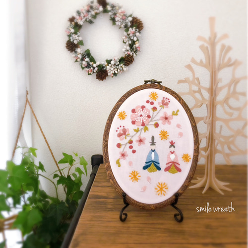 ひなまつりの刺繍フレーム】ひな祭りのお祝いに。オイルパステルで描い