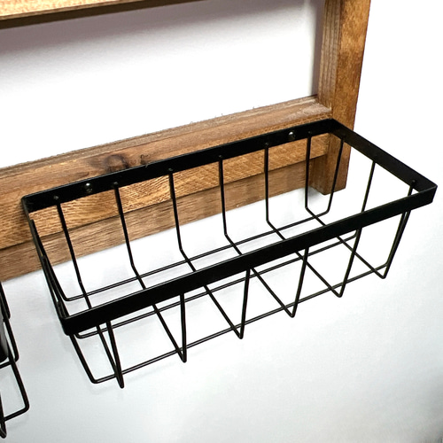 ワイヤーカゴ付き壁掛けラック スパイスラック ラック 棚 収納 飾り棚