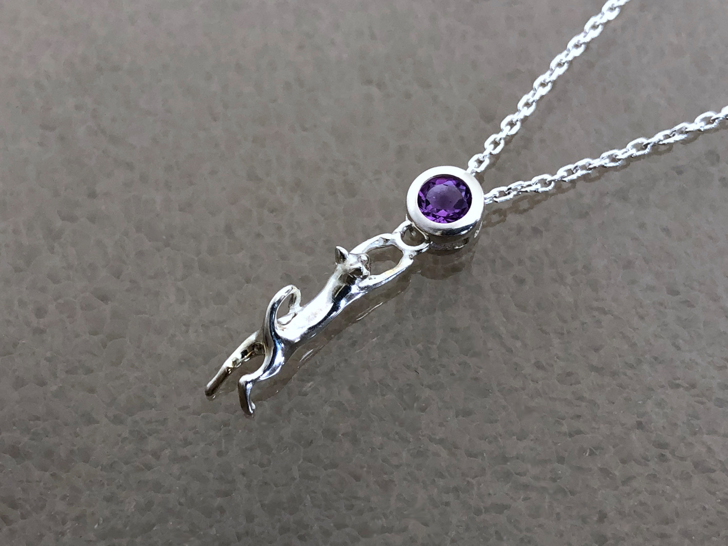 アメジストをつかんだ猫ペンダント 6,424円