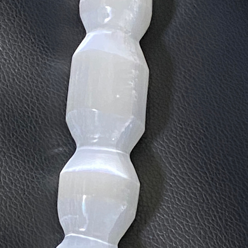 D）透明感のある光を放つ『セレナイト・スパイラルワンド