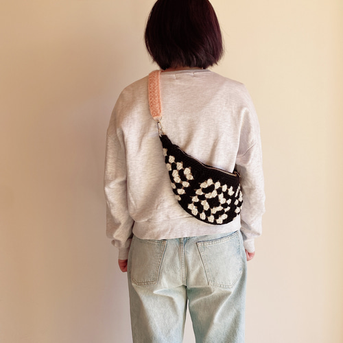 ボディバッグ(黒 x 白 x ペールオレンジ)crochet 2WAY以上 ボディバッグ(黒 x 白 x ペールオレンジ)crochet 2WAY以上