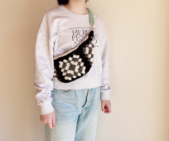 ボディバッグ（黒 x 白 x グレーxミントグリーン）crochet  ２WAY以上 手編み 4枚目の画像