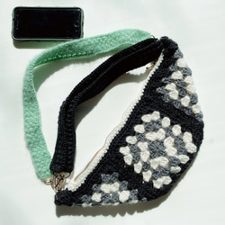 ボディバッグ（黒 x 白 x グレーxミントグリーン）crochet  ２WAY以上 手編み 5枚目の画像