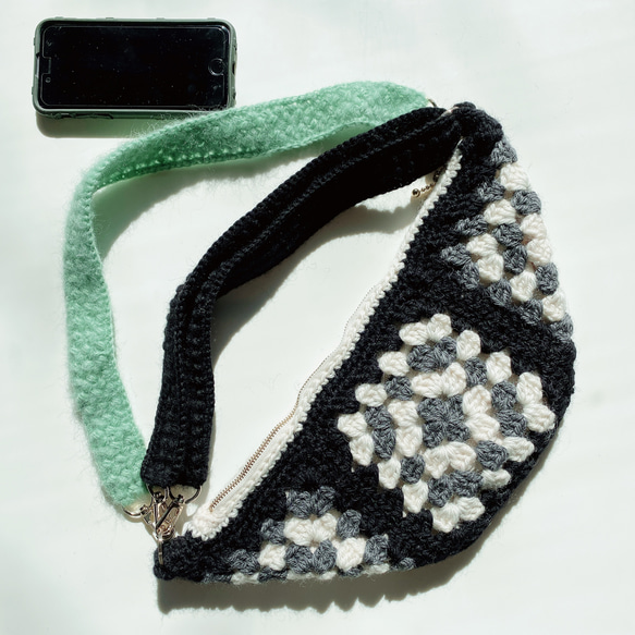 ボディバッグ（黒 x 白 x グレーxミントグリーン）crochet  ２WAY以上 手編み 5枚目の画像