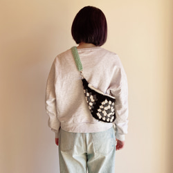 ボディバッグ（黒 x 白 x グレーxミントグリーン）crochet  ２WAY以上 手編み 3枚目の画像