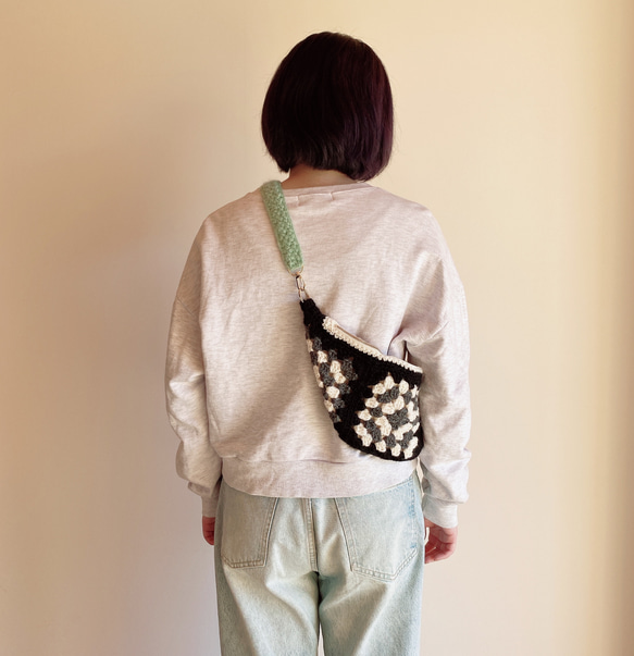 ボディバッグ（黒 x 白 x グレーxミントグリーン）crochet  ２WAY以上 手編み 3枚目の画像