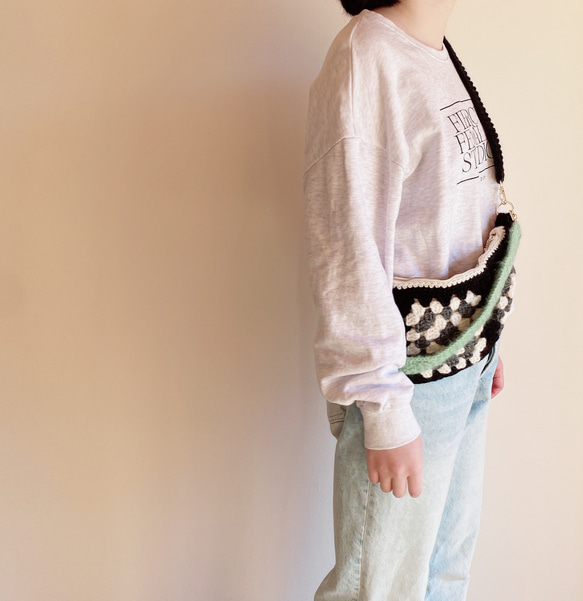 ボディバッグ（黒 x 白 x グレーxミントグリーン）crochet  ２WAY以上 手編み 2枚目の画像