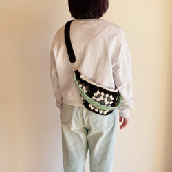 ボディバッグ（黒 x 白 x グレーxミントグリーン）crochet  ２WAY以上 手編み 1枚目の画像