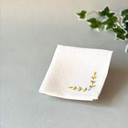 可愛いミモザ｜ソフトリネンの手刺繍ハンカチ *かど花シリーズ