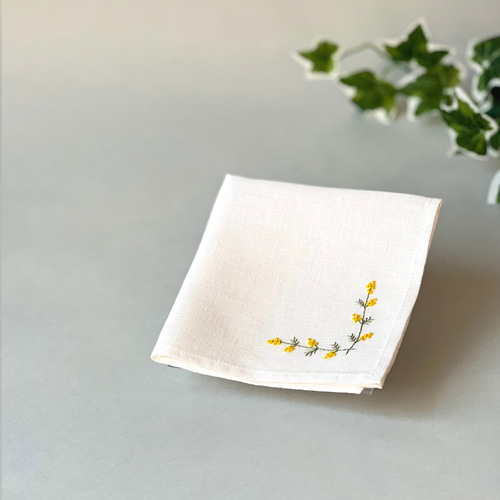 可愛いミモザ｜ソフトリネンの手刺繍ハンカチ *かど花シリーズ