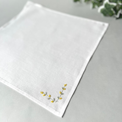 可愛いミモザ｜ソフトリネンの手刺繍ハンカチ *かど花シリーズ