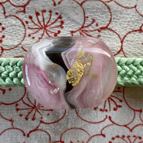 とんぼ玉 硝子の帯留 ピンク系 四分紐用 帯留め あめふり 通販｜Creema
