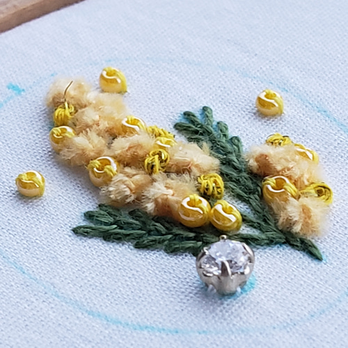 ミモザ刺繍ブローチ 明るい気持ちを運んでくる大人ナチュラル