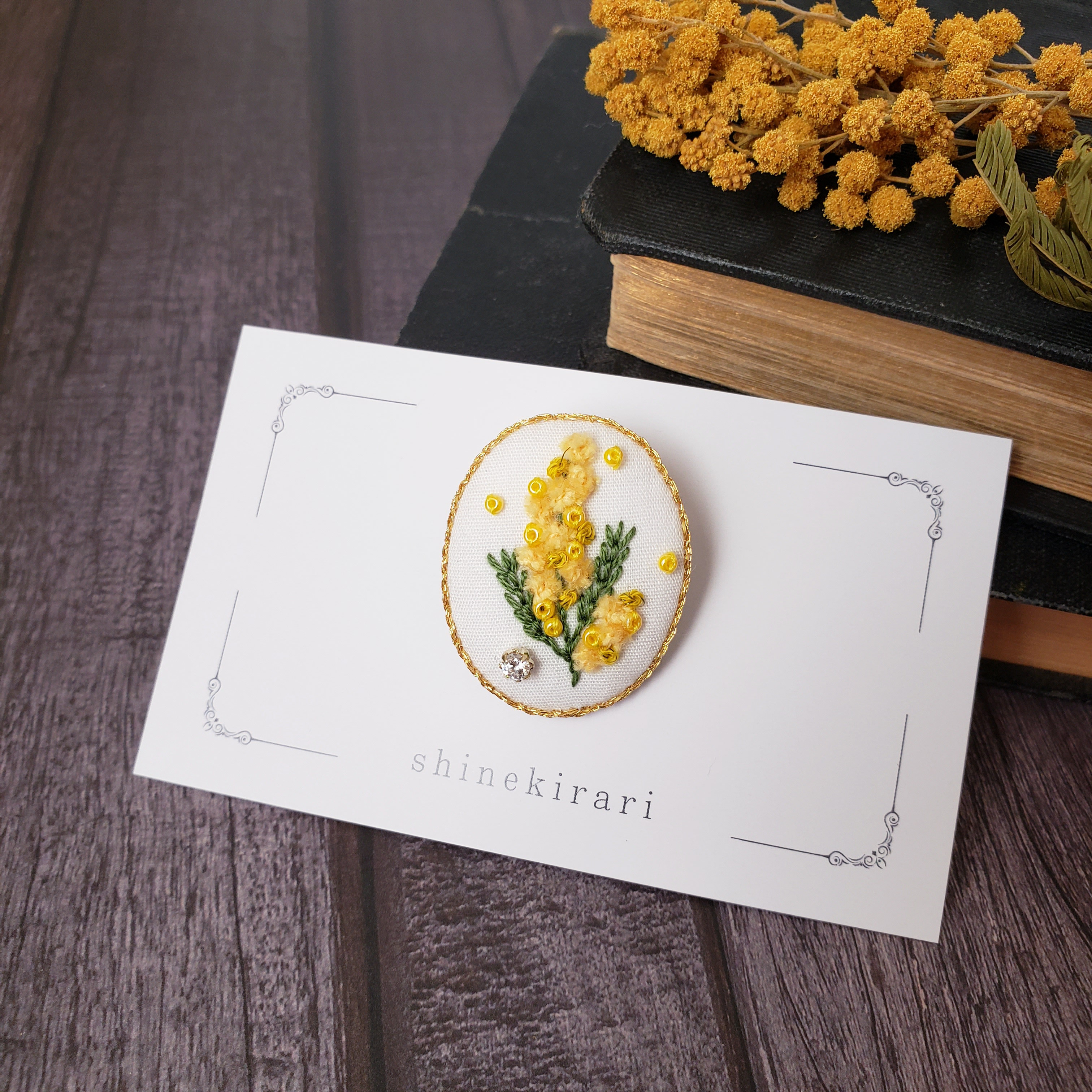 ミモザ刺繍ブローチ　明るい気持ちを運んでくる大人ナチュラル×クラシカル　ホワイト