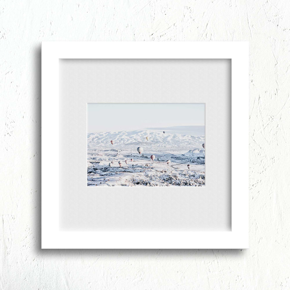 トルコ カッパドキアの冬景色 白雪に浮かぶ熱気球の絶景ツアーポスター 2枚目の画像