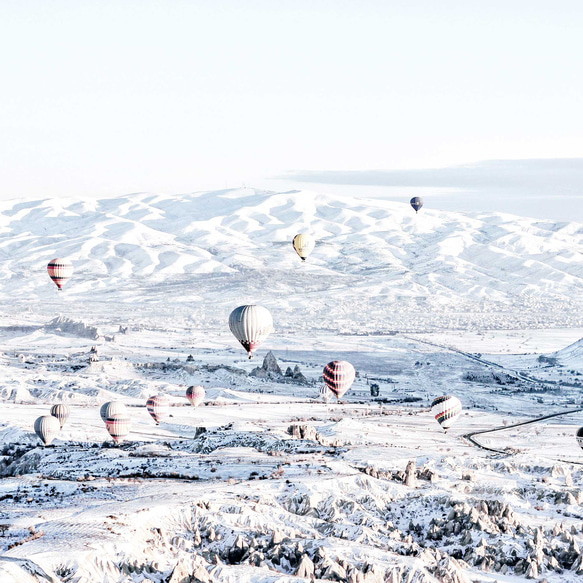 トルコ カッパドキアの冬景色 白雪に浮かぶ熱気球の絶景ツアーポスター 5枚目の画像