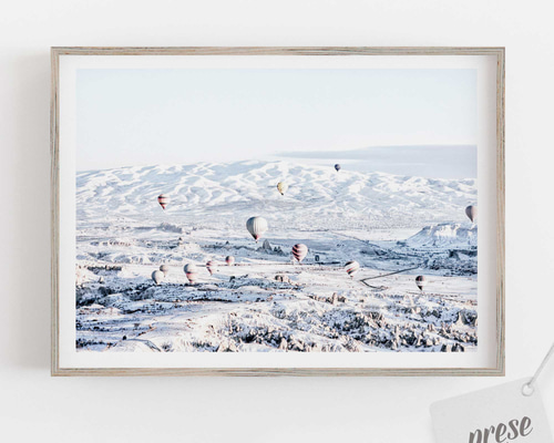 トルコ カッパドキアの冬景色 白雪に浮かぶ熱気球の絶景ツアーポスター