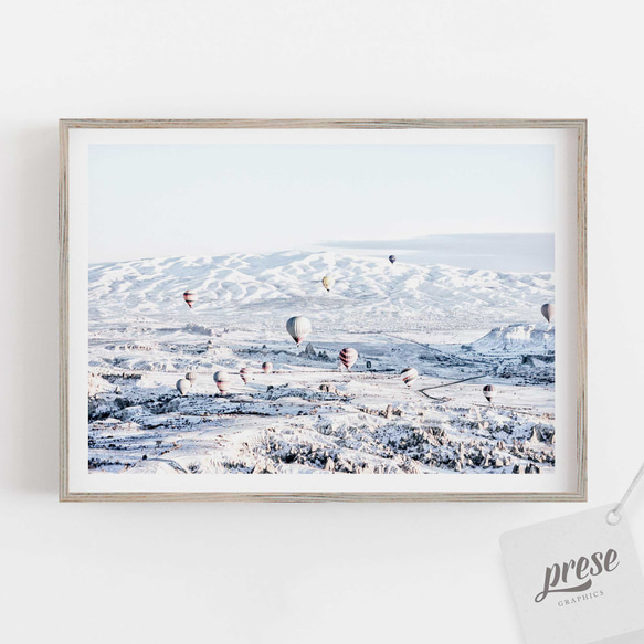 トルコ カッパドキアの冬景色 白雪に浮かぶ熱気球の絶景ツアーポスター 1枚目の画像