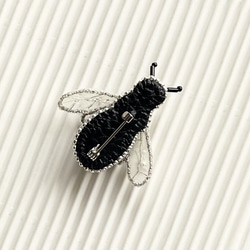 ビーズ刺繍のブローチ　-小さな蜂bee- 6枚目の画像
