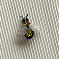 ビーズ刺繍のブローチ　-小さな蜂bee- 3枚目の画像